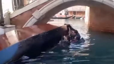 Un grup de turiști a căzut într-un canal din Veneția, după ce gondola în care se aflau s-a răsturnat.