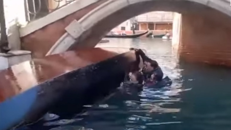 Un grup de turiști a căzut într-un canal din Veneția, după ce gondola în care se aflau s-a răsturnat.