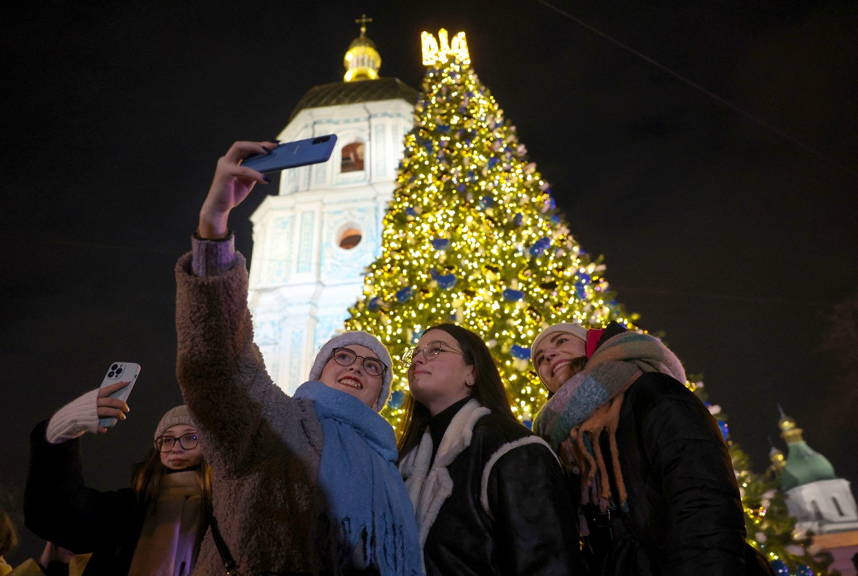 Imagini din Kiev, unde s-au aprins luminițele în bradul de Crăciun din fața catedralei Sfânta Sofia