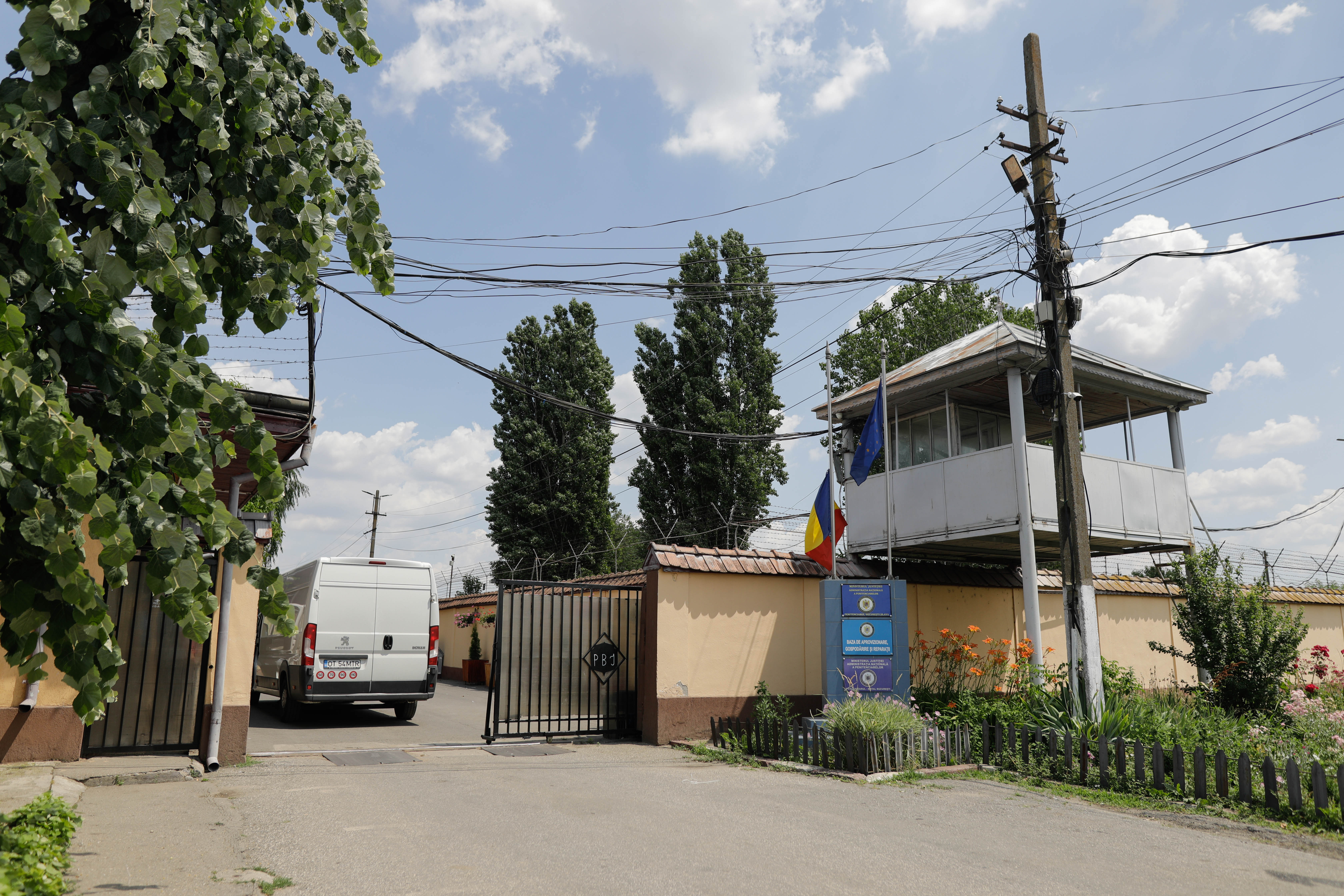 Penitenciarul Jilava cumpără servicii de blocare a radiocomunicaţiilor, după ce a descoperit că unii deţinuţi foloseau telefoane mobile