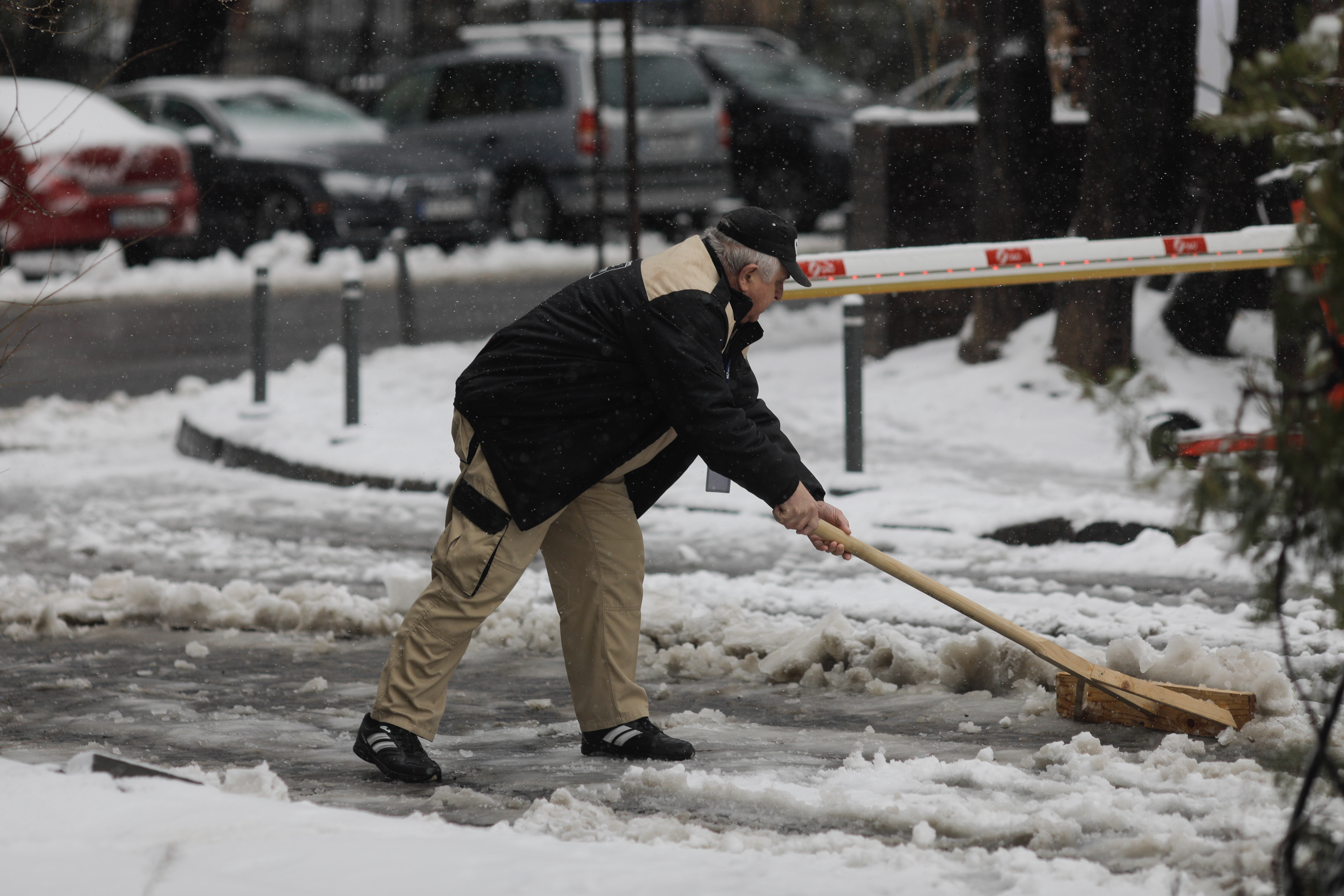 Val de aer polar în toată țara cu ger, polei și ninsoare. Stratul de zăpadă în București va fi până diseară de 8 centimetri