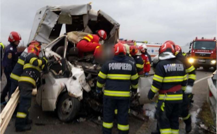 Accident grav între un camion, o furgonetă şi un autoturism pe DN 76: Un bărbat a murit și alți trei oameni au fost răniți