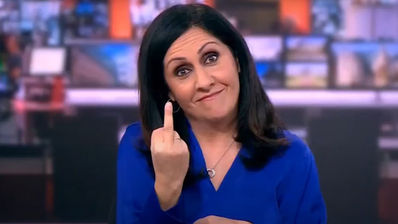 Maryam Moshiri arată degetul mijlociu