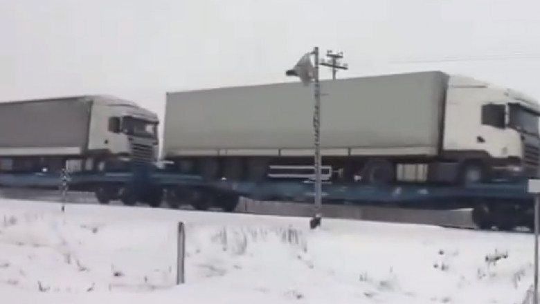 Ucraina încarcă în trenuri camioanele blocate la graniţa cu Polonia.