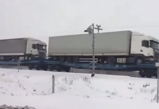 VIDEO Ucraina încarcă în trenuri camioanele blocate la graniţă de protestul transportatorilor polonezi