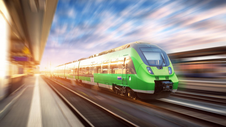 tren de mare viteza verde