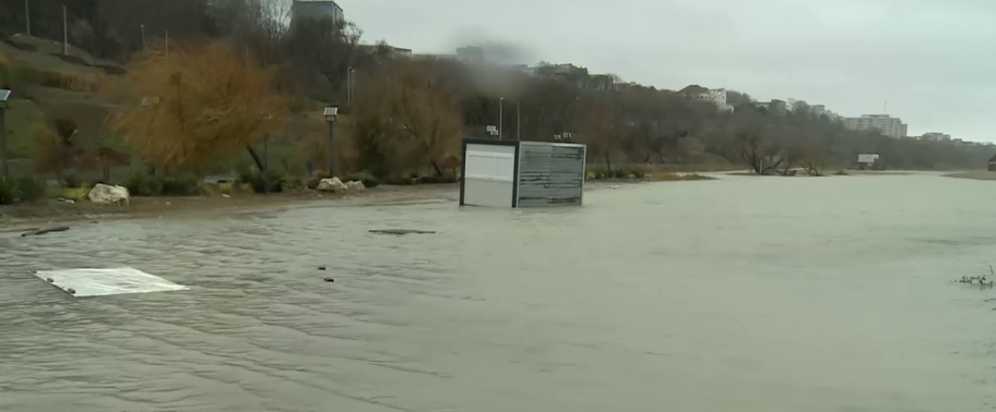 Plaja Modern din Constanța a devenit o baltă după ce conducta care trebuia să preia apa în plus s-a înfundat de două săptămâni