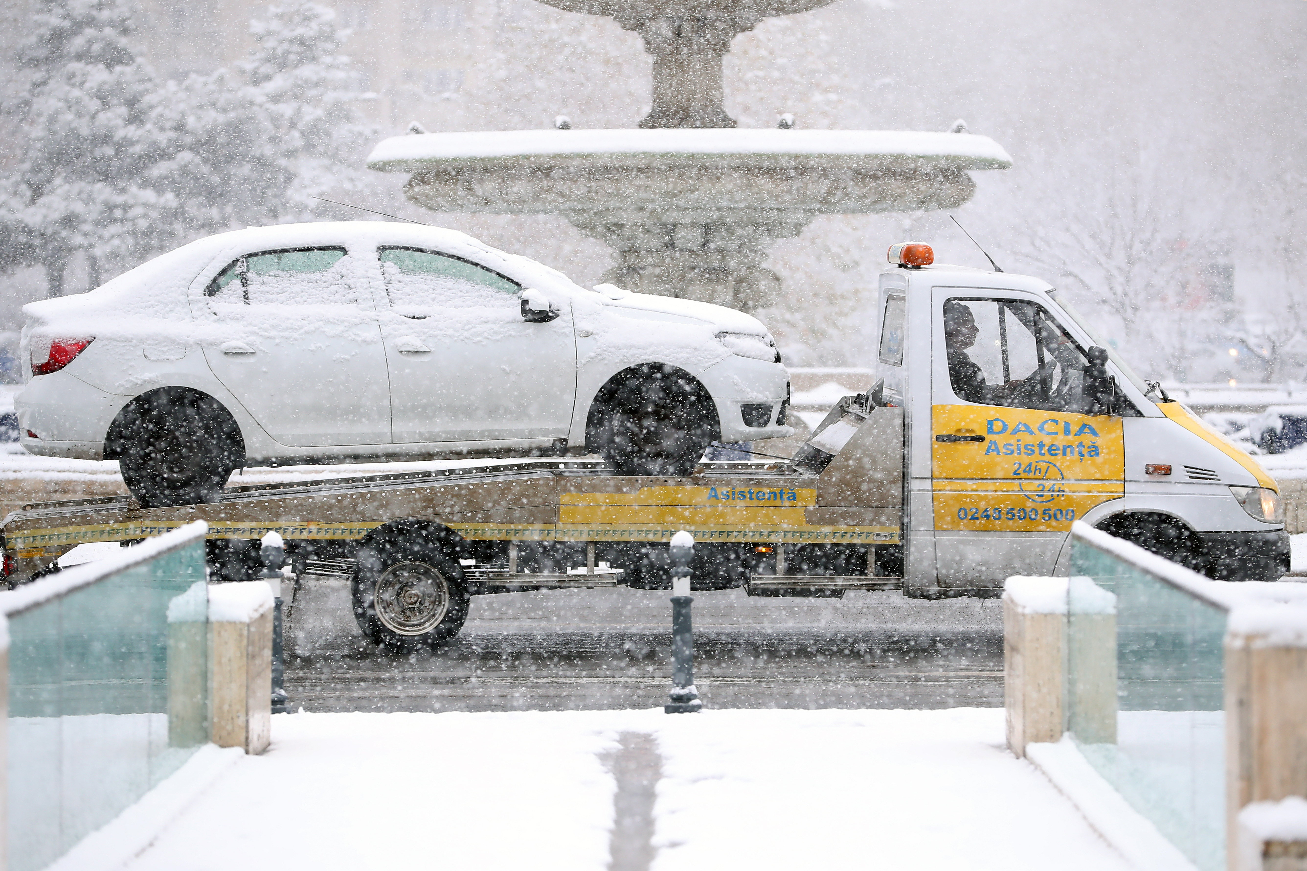 Cum a arătat Bucureștiul în prima zi de iarnă serioasă din acest sezon. Zăpada a încurcat și șoferii, și pietonii