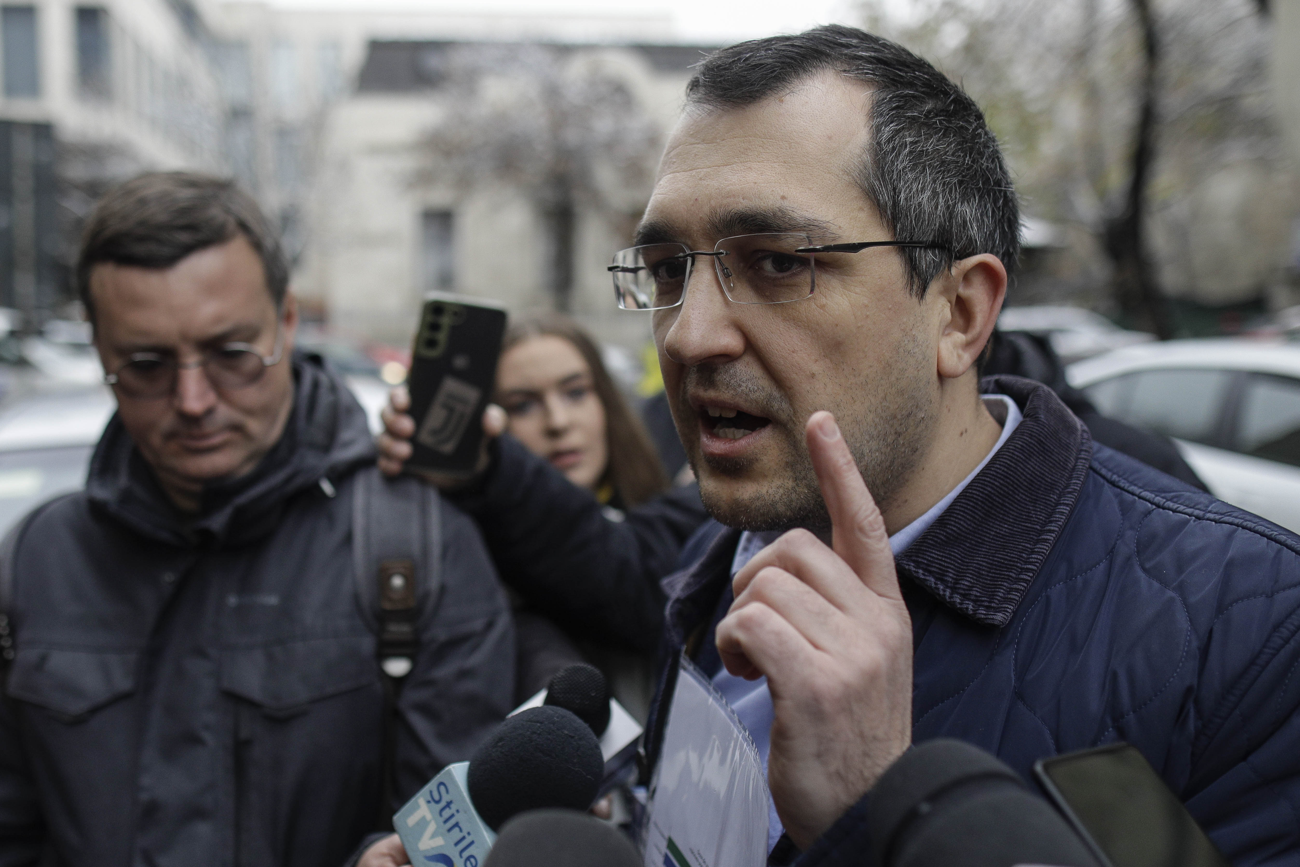 Vlad Voiculescu e urmărit penal pentru abuz în serviciu în dosarul vaccinurilor. DNA explică ce rol a avut în achiziție