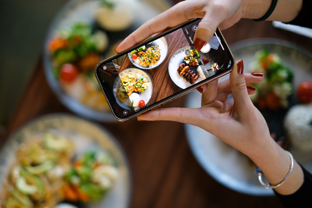 O femeie a postat fotografia cu mâncarea de la restaurant și s-a trezit cu notă de plată de 60.000 $. Ce greșeală a făcut