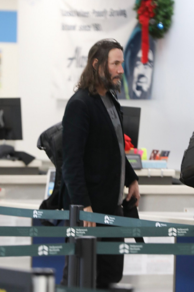 *EXCLUSIVE* Keanu Reeves arrives in Los Angeles with friends