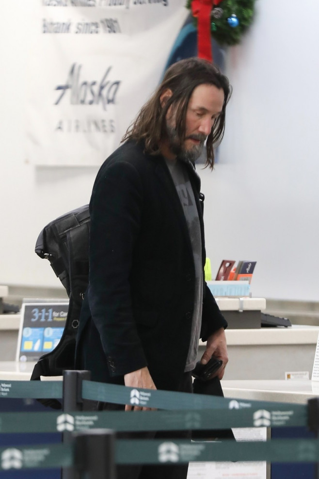 *EXCLUSIVE* Keanu Reeves arrives in Los Angeles with friends
