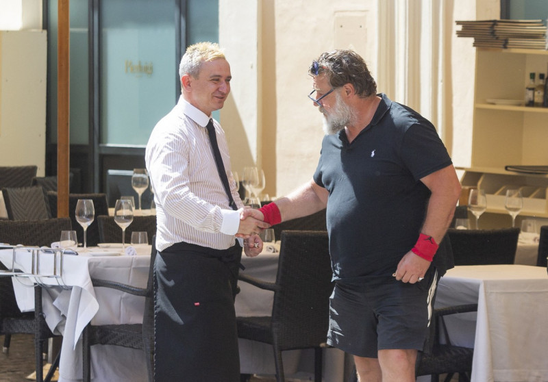 EXCLUSIVE: Russell Crowe is seen out to lunch with girlfriend Britney Theriot at Pierluigi Restaurant in Rome