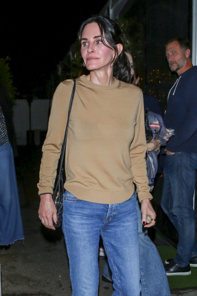 *EXCLUSIVE* Lisa Kudrow and Courteney Cox enjoy a friendly dinner at Giorgio Baldi