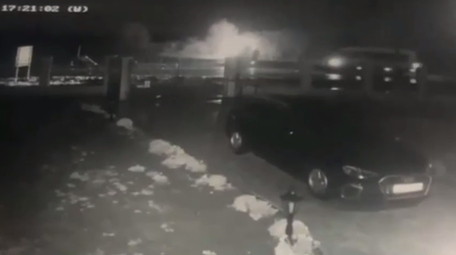 Un șofer a tăiat calea unui microbuz care s-a răsturnat încercând să evite impactul. O persoană a murit, dar nu este considerat vinovat