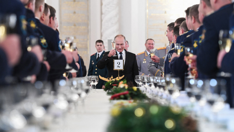 Putin toastează, ridică paharul de șampanie la o masă unde e alături de militari ai armatei ruse