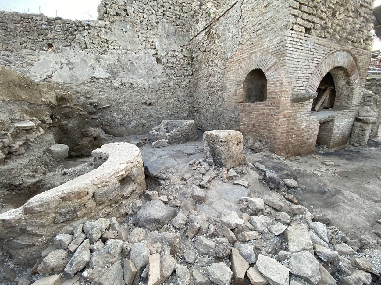 Arheologii au descoperit „cel mai șocant exemplu al sclaviei romane” la Pompeii. Cum se făcea pâinea în orașul antic