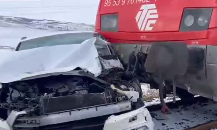 VIDEO. Două persoane au scăpat miraculos după ce mașina lor a fost lovită de tren și târâtă 150 de metri, în județul Vaslui