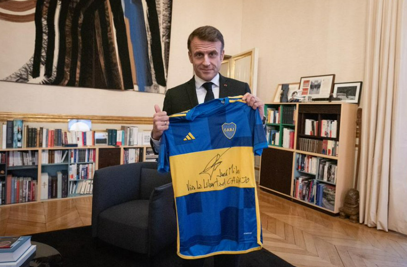 Preşedintele Argentinei, Javier Milei, i-a trimis lui Emmanuel Macron un tricou "personalizat" al echipei Boca Juniors