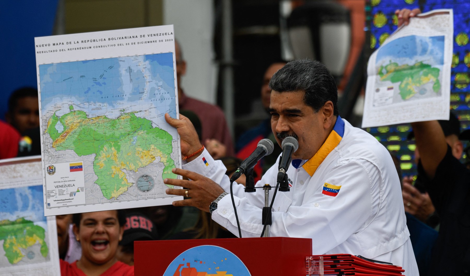 Nicolas Maduro a semnat decretele după referendumul privind anexarea teritoriului Esequibo. El a afișat noua hartă a Venezuelei