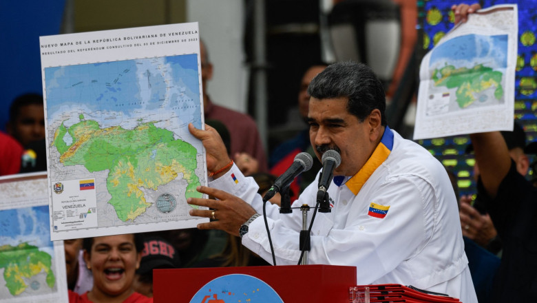 maduro cu harta venezuelei in mana la o adunare dupa referendumul privind anexarea Essequibo