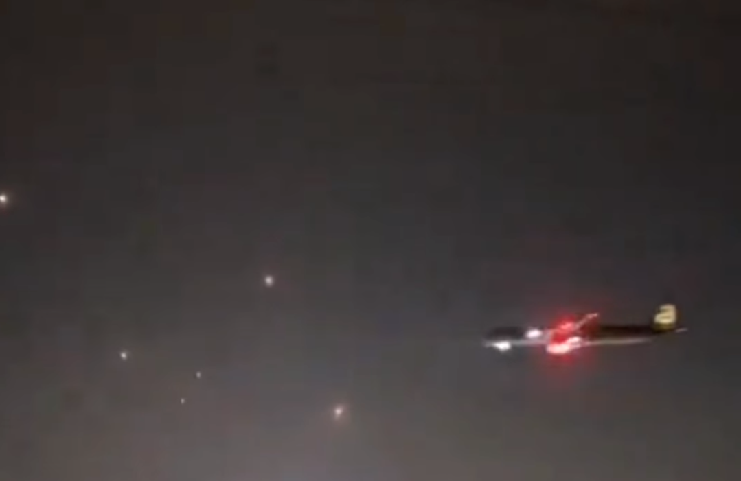 VIDEO Momentul în care un avion aterizează la Tel Aviv în mijlocul unui atac cu rachete. Imaginile au devenit virale