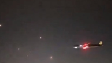 un avion aterizează la Tel Aviv în mijlocul unui atac cu rachete