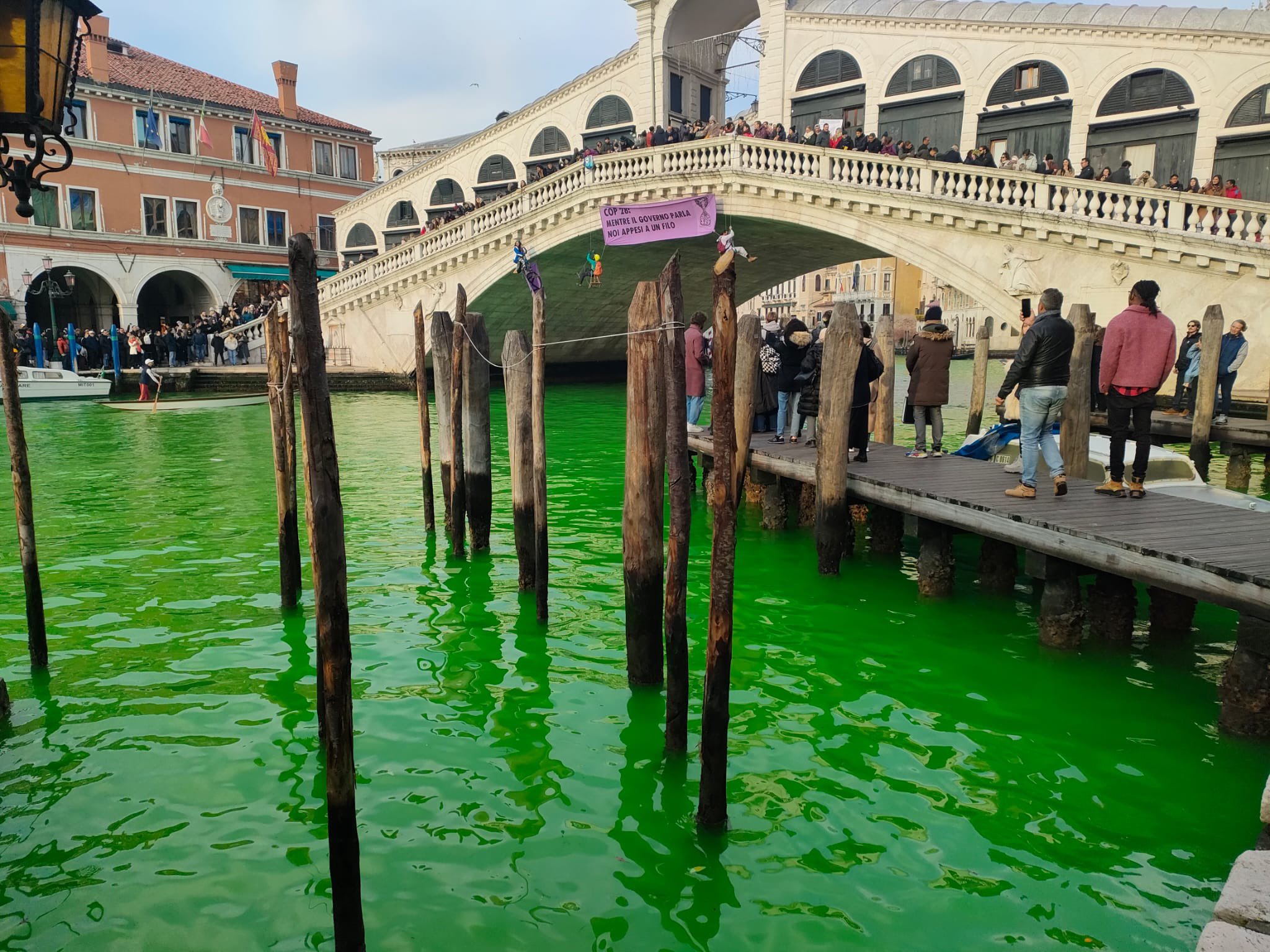 Activişti de mediu italieni au colorat în verde apa din Marele Canal din Veneţia