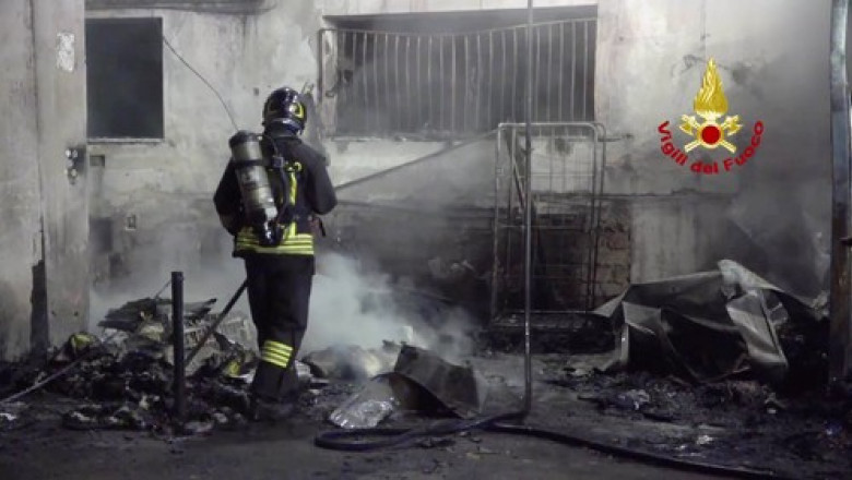 pompier italian la stingerea incendiului la un spital din roma