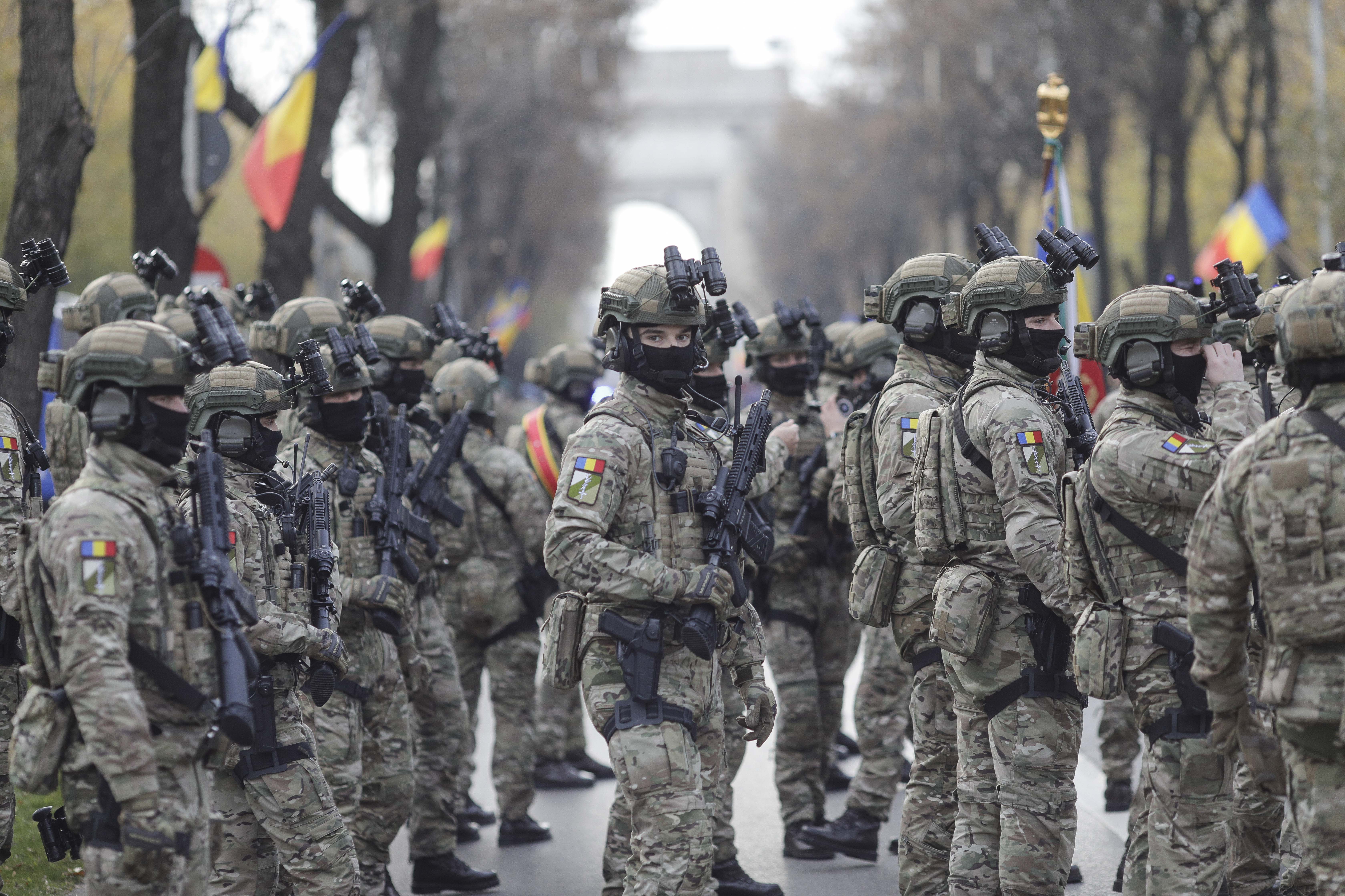 A început parada de Ziua Naţională la Bucureşti. Peste 2.400 de militari defilează la Arcul de Triumf