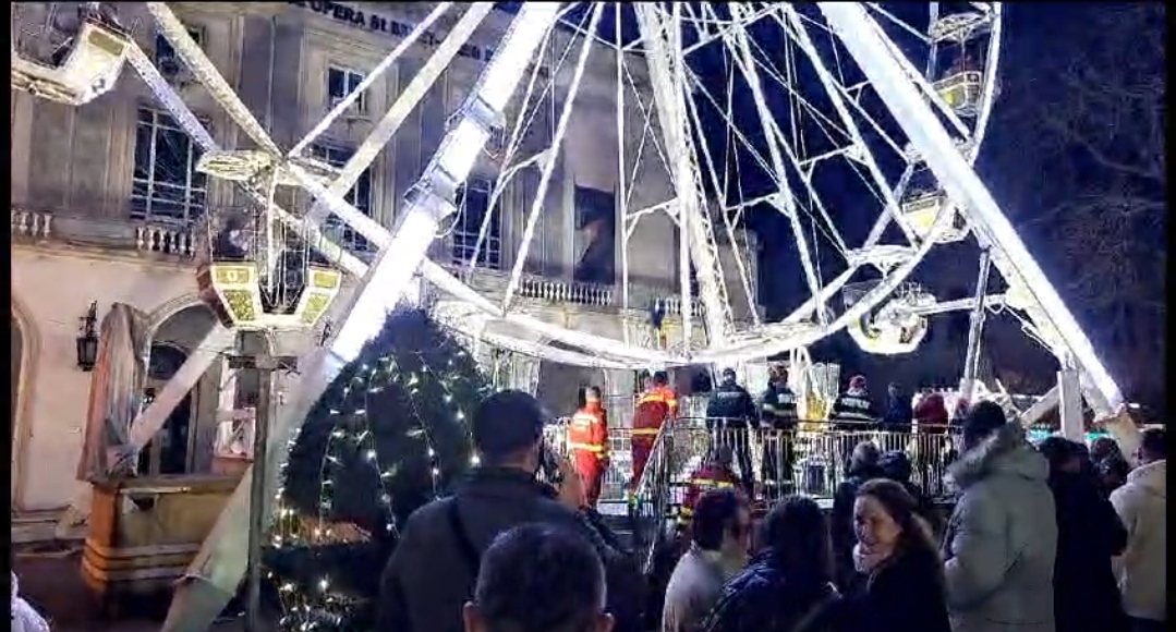 Roata panoramică din Târgul de Crăciun din Constanţa a rămas blocată cu 45 de persoane, dintre care 29 de copii