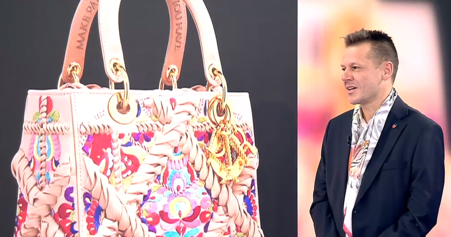 Un român a creat pentru Dior o geantă din colecția inspirată de prințesa Diana. Pe mânere a inscripționat un celebru proverb românesc