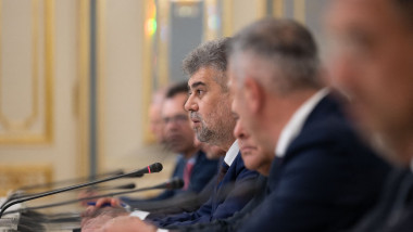 ciolacu face declaratii in timpul unei sedinte de guvern
