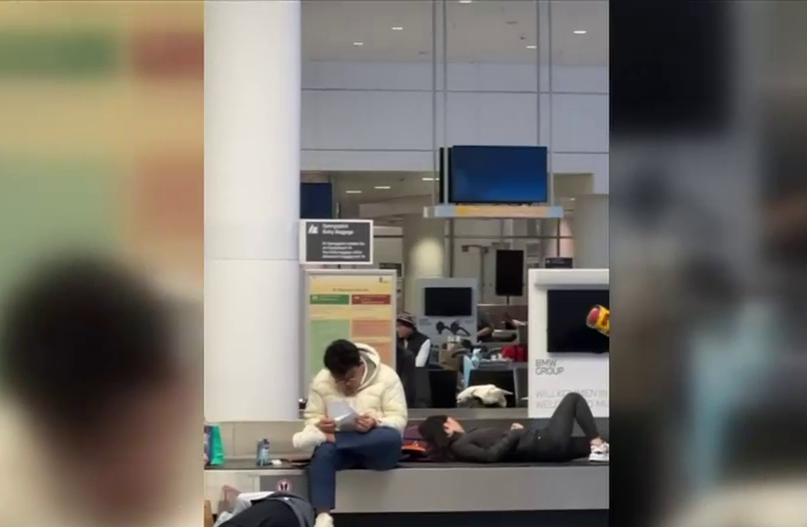 Mai mulți români au rămas blocați pe aeroportul din Munchen, din cauza zăpezii: „Ne-au ținut 4 ore în avion. Nu ne dau bagajele”