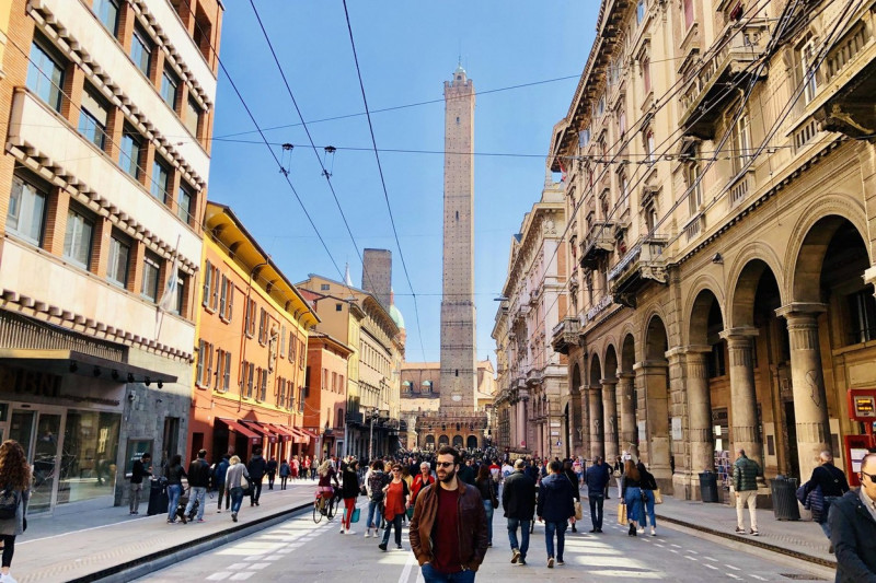 Bologna, Italy. 23 March 2019. A view of Via Rizzoli in the historic center of Bologna, Italy. During the week end there is the stop for all the vehicles so people can walk freely on the streets enjoying a sunny day. Credit: LUIGI rizzo/StockimoNews/Alamy