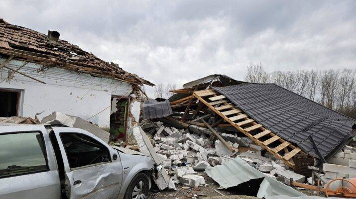 FOTO. Explozie puternică într-o casă din Olt. Un om a murit, iar altul a fost rănit grav