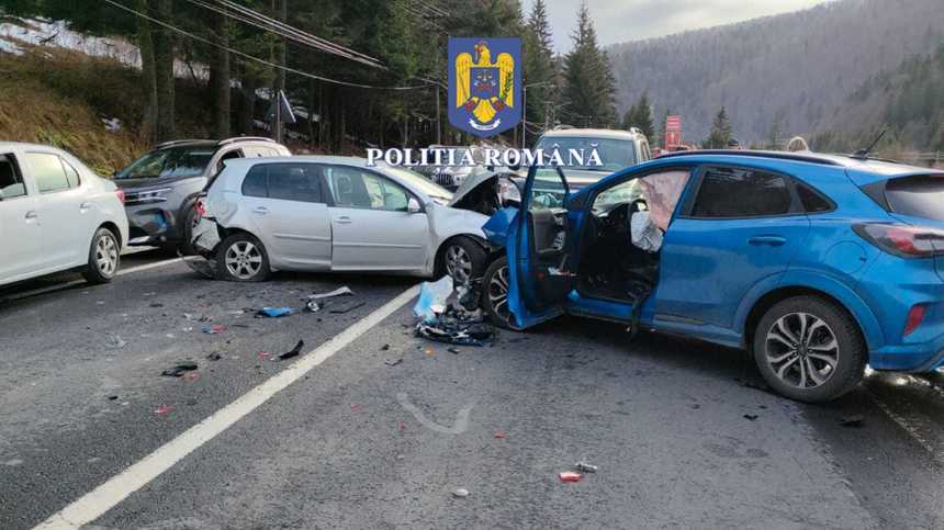 Impact puternic pe DN1, la Predeal: 3 mașini s-au ciocnit, sunt 5 răniți