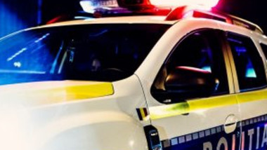 masina de politie cu girofarul aprins, noaptea
