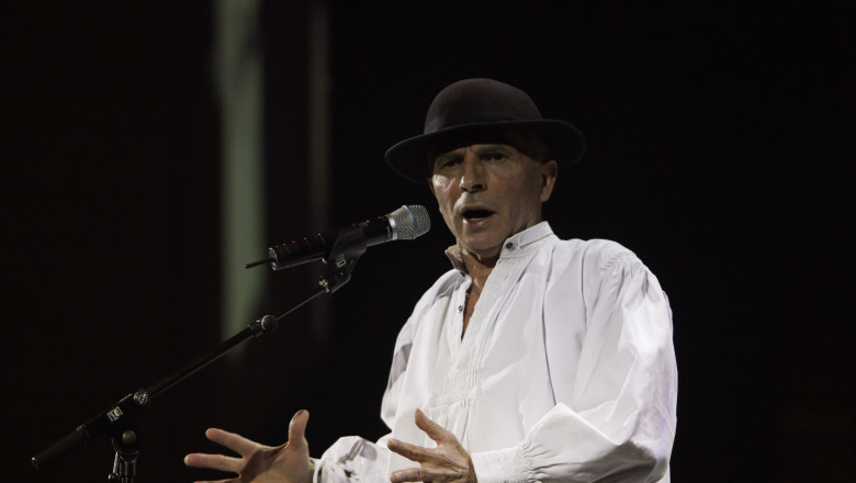 Grigore Leșe la microfon într-un spectacol de la Sala Palatului, București