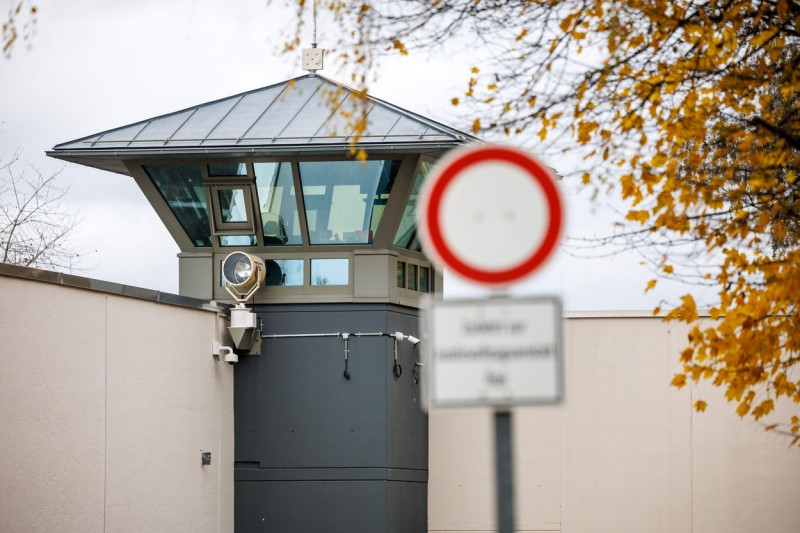 Munich, Germany. 15th Nov, 2023. A sign reading "Access to the prison free" can be seen under a "No entry" sign on a watchtower at the south gate of Munich Stadelheim Prison (JVA). Credit: Matthias Balk/dpa/Alamy Live News