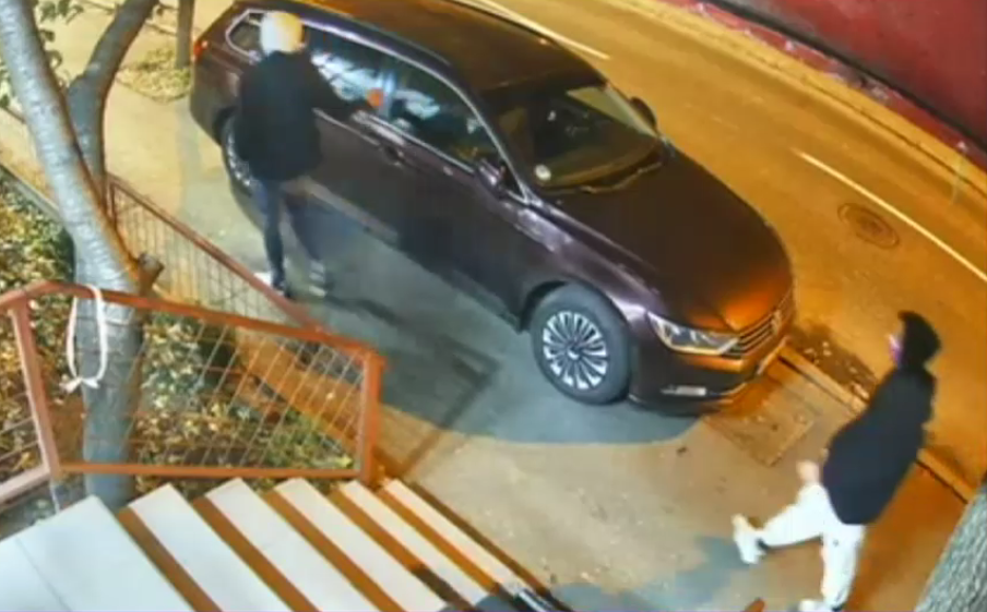 VIDEO. Doi tineri care au vandalizat zeci de maşini parcate au fost reținuți de polițiștii din Galați