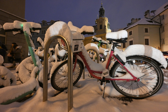 zasněžené kolo, bicykl, koloběžka, sníh