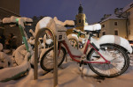 zasněžené kolo, bicykl, koloběžka, sníh