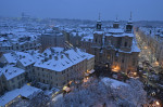 Staroměstské náměstí, kostel svatého Mikuláše, zasněžené střechy, sníh