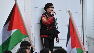 Actrița Susan Sarandon încadrată de steaguri ale Palestinei, la un miting pro-Palestina în New York