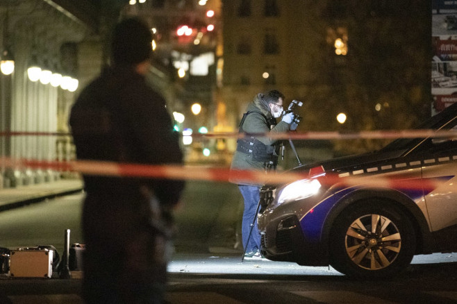 One Dead, Two Injured After Man Attacks Tourists Near Eiffel Tower - Paris