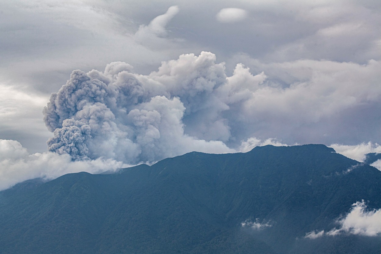 FOTO. Un vulcan din Indonezia a erupt. Norul de cenușă a ajuns la trei kilometri înălțime