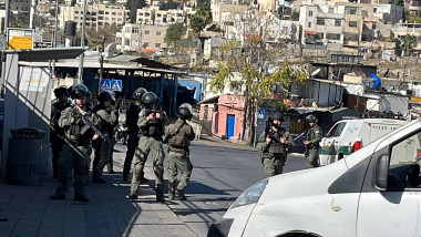 Israeli soldiers prevent Muslim worshipers from entering Al Aqsa Mosque (INT) Israeli soldiers prevent Muslim worshipers