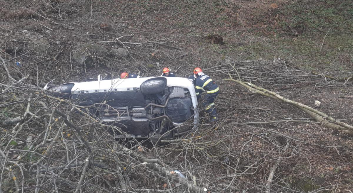 Accident pe Valea Oltului: 4 oameni au căzut cu maşina în prăpastie, dar au scăpat, ca prin minune, fără răni