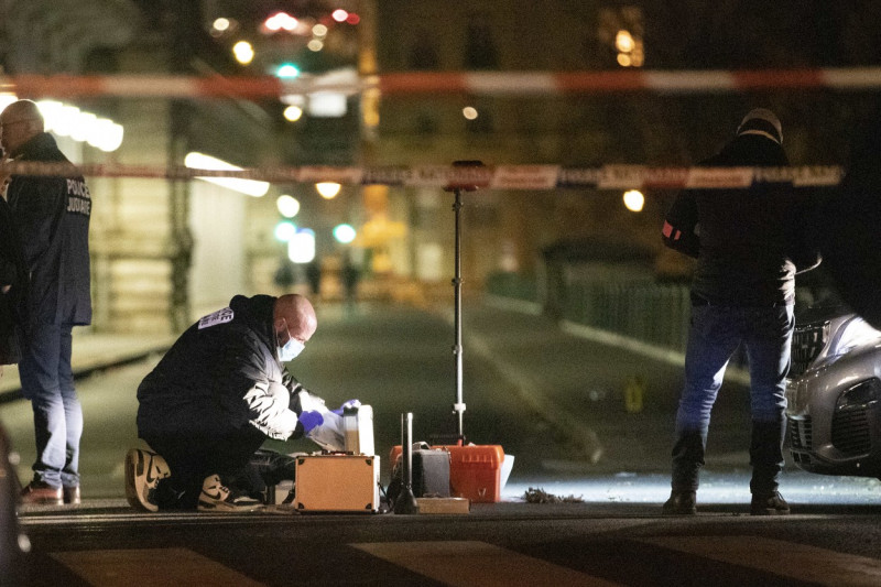 One Dead, Two Injured After Man Attacks Tourists Near Eiffel Tower - Paris